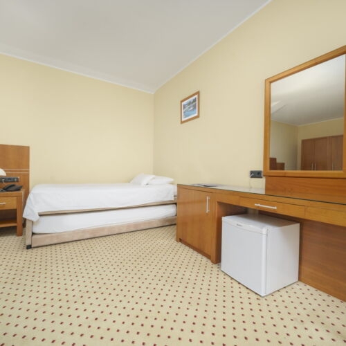 Camera cvadrupla cu balcon cu vedere spre mare