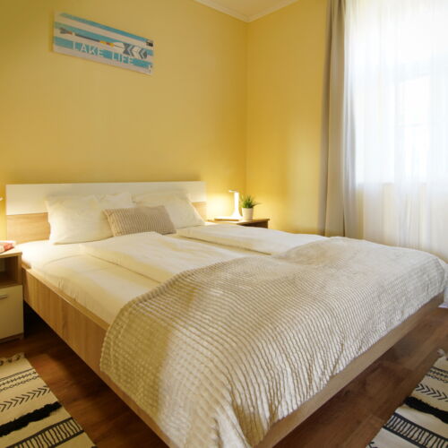 Apartament întreaga unitate cu bucătărie proprie cu 2 camere pentru 4 pers. (se poate solicita pat suplimentar)