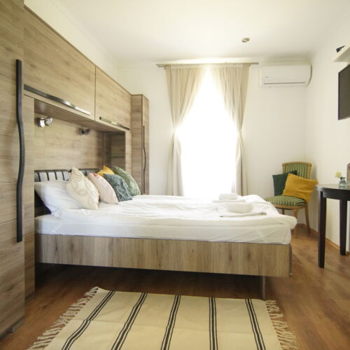 Camera dubla cu grădină cu chicinetă comună