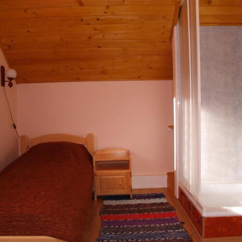 Camera twin la etaj (se poate solicita pat suplimentar)