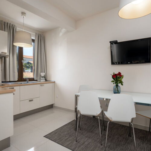 Apartament la etaj cu aer condiționat cu 2 camere pentru 3 pers.