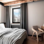 Pokoj s manželskou postelí s výhledem na hory 