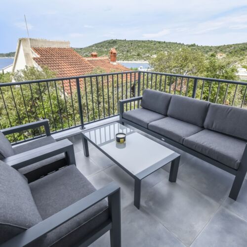 Sea View 5-Room Air Conditioned Apartment for 10 Persons