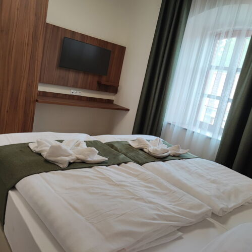 Camera cvadrupla deluxe la etaj