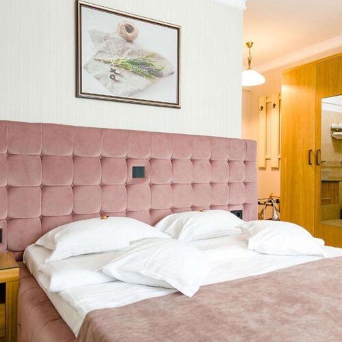 Camera dubla la etaj cu balcon