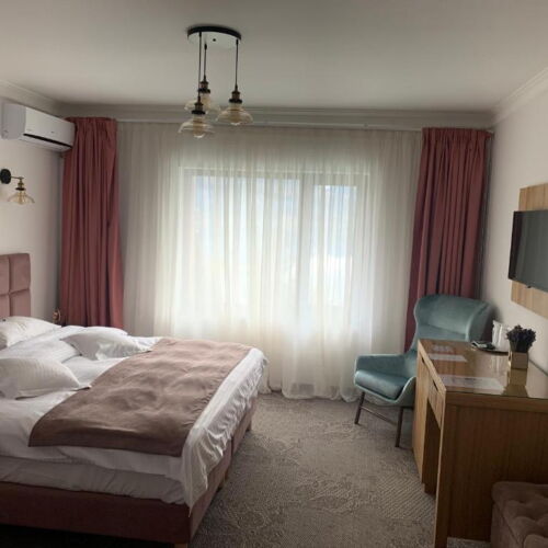 Camera dubla la etaj cu vedere spre lac