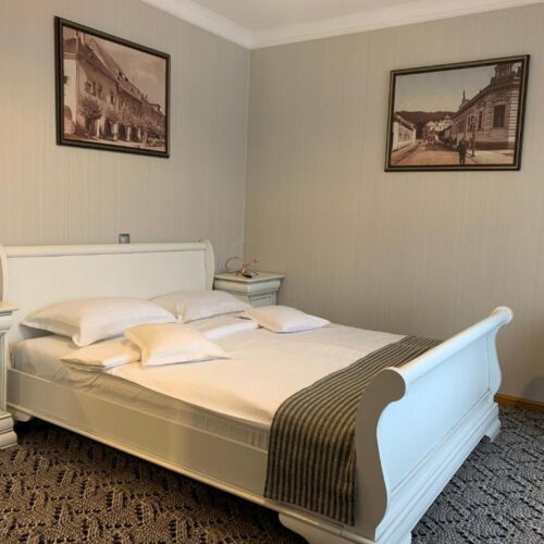 Camera dubla la etaj cu vedere spre lac