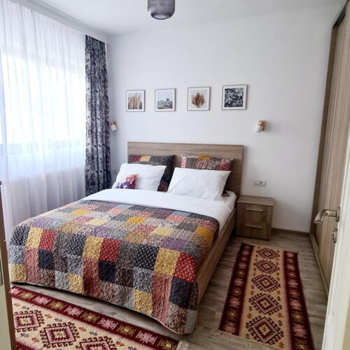 Apartament la etaj cu vedere spre oraș pentru 4 pers. (se inchirieaza doar integral)