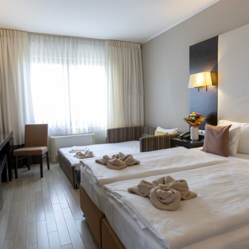 Camera cvadrupla familial(ă) comunicantă