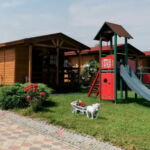 Domek drewniany 4-osobowy z tarasem z dostępem do ogrodu
