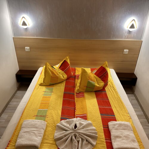 Pokoj s manželskou postelí na poschodí v přízemí