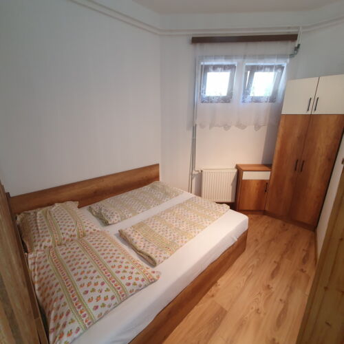 Apartament la parter cu vedere spre lac pentru 4 pers. (se inchirieaza doar integral)