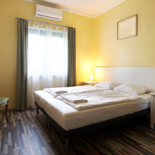 Camera twin cu grădină cu chicinetă comună