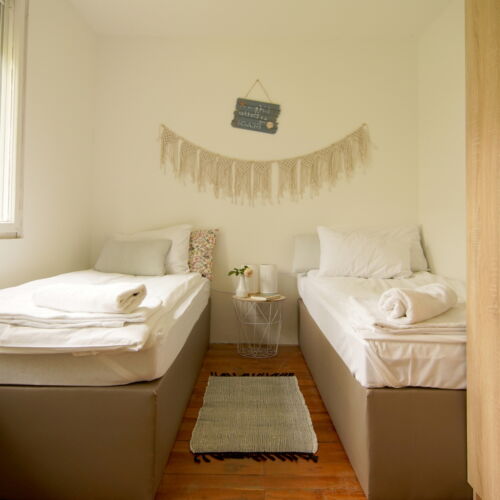 Cabană cu grădină cu chicinetă comună pentru 5 pers. (se inchirieaza doar integral)