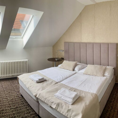 Junior Pokoj s manželskou postelí v podkroví (s možností přistýlky)