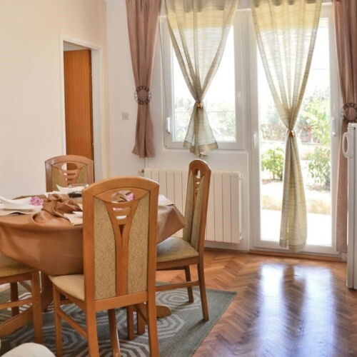 Klimatiziran Prizemni apartman za 5 osoba(e) sa 2 spavaće(om) sobe(om)