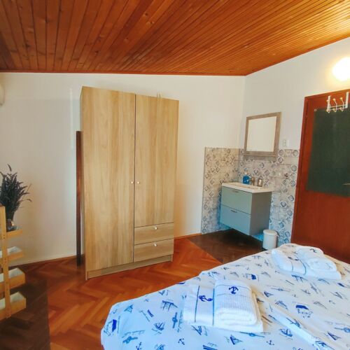 Pogled na vrt Klimatiziran apartman za 5 osoba(e) sa 3 spavaće(om) sobe(om)