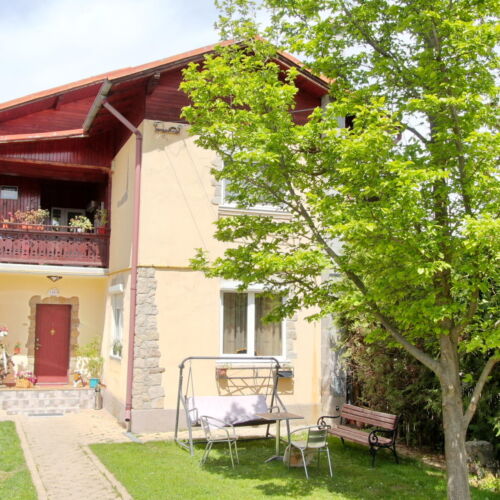 Casă de vacanță întreaga unitate cu balcon pentru 12 pers. (se inchirieaza doar integral) (se poate solicita pat suplimentar)