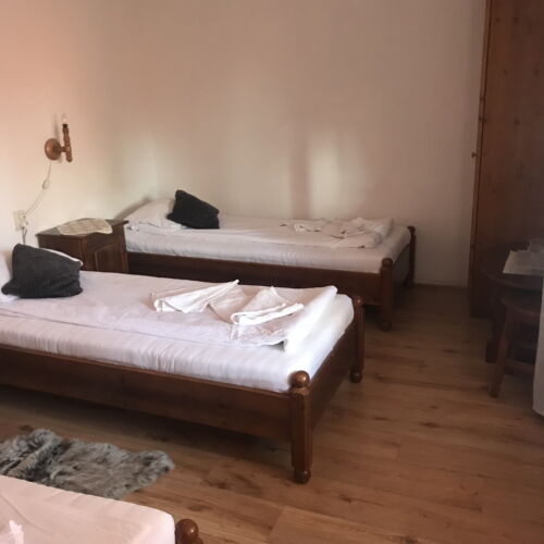 Camera tripla la etaj