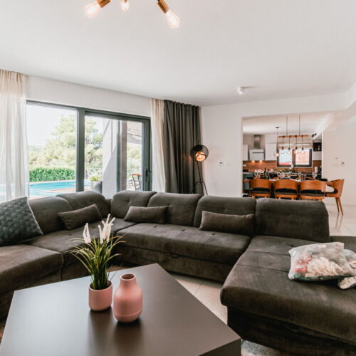 Casă de vacanță cu aer condiționat cu vedere spre grădină pentru 8 pers. (se inchirieaza doar integral)