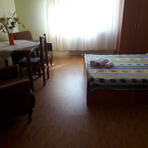 Apartament la etaj cu aer condiționat cu 2 camere pentru 4 pers.