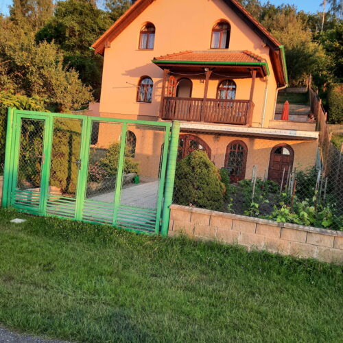 Chata (jako celek) se sprchou s vlastní kuchyňkou pro 6 os.