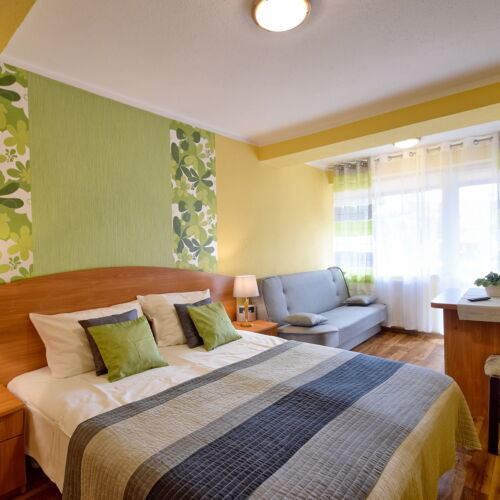 Dreibettzimmer Parterre mit Badezimmer