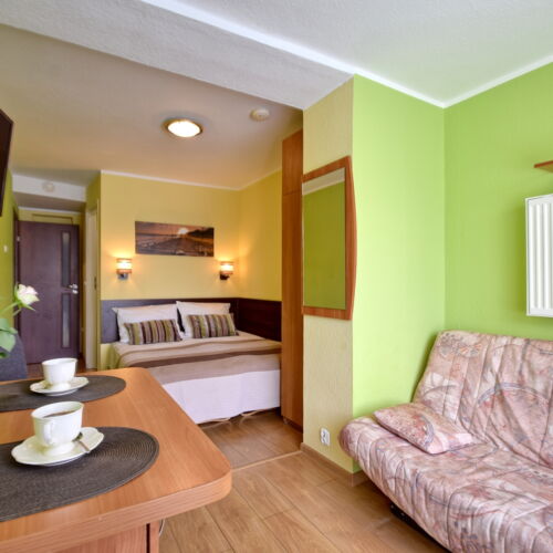 Dreibettzimmer mit Badezimmer und Garten