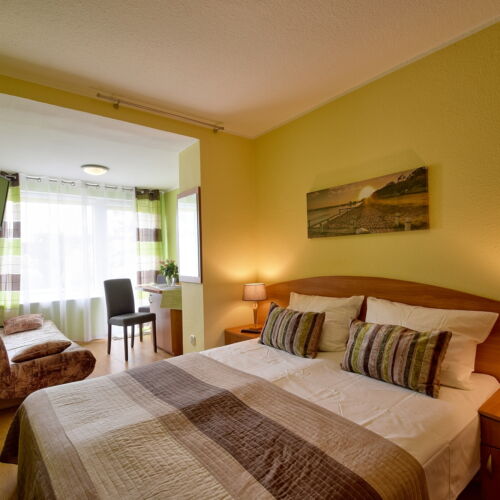 Dreibettzimmer mit Badezimmer und Garten