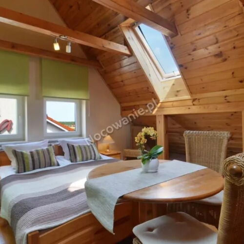 Dreibettzimmer im Dachgeschoss mit Badezimmer