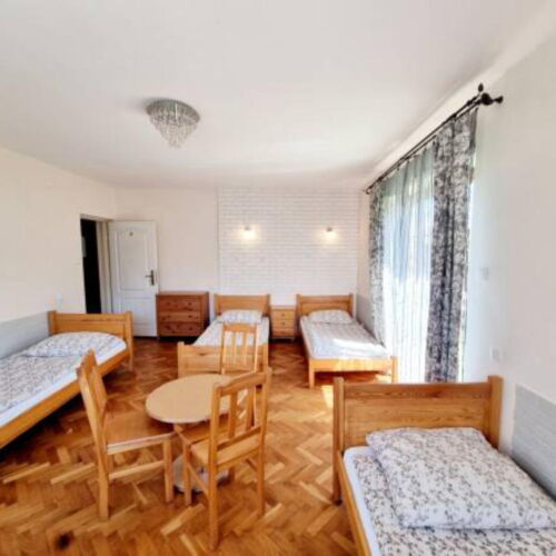 Camera economy la etaj pentru 5 pers.