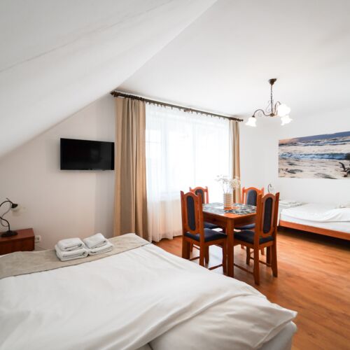 Apartament 6-osobowy z balkonem z aneksem kuchennym z 2 pomieszczeniami sypialnianymi