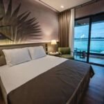 Camera dubla la etaj cu vedere spre lac