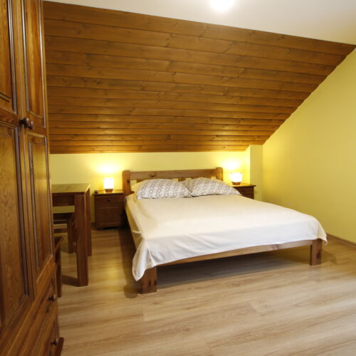 Pokoj s balkónem s manželskou postelí s výhledem na hory