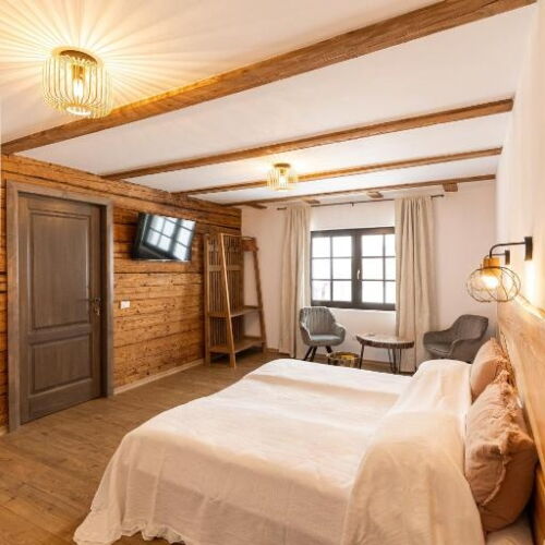 Casa rustică cu vedere spre munte pentru 8 pers. (se inchirieaza doar integral)