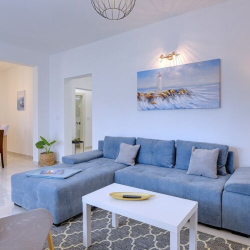 Apartament la parter cu aer condiționat cu 2 camere pentru 4 pers. (se poate solicita pat suplimentar)