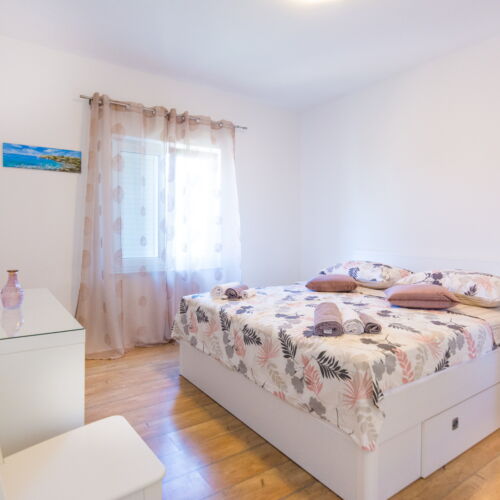 Apartament cu balcon cu vedere spre mare cu 1 camera pentru 2 pers. (se poate solicita pat suplimentar)