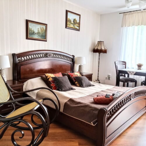 Izba s balkónom s manželskou posteľou na poschodí