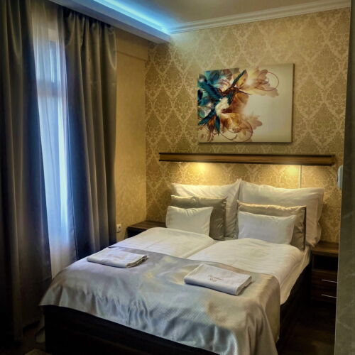 Camera dubla la parter cu vedere spre oraș