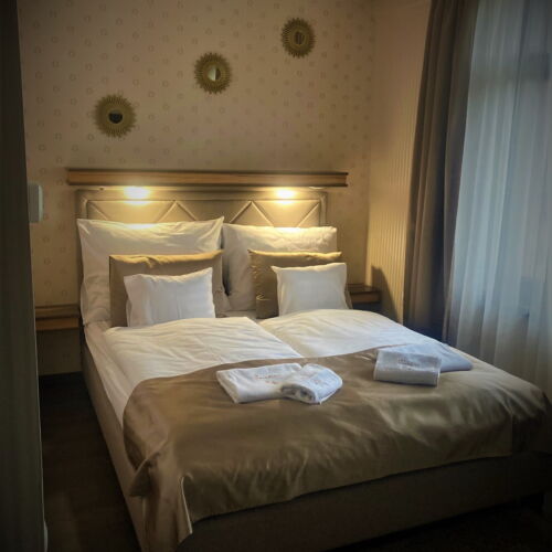 Camera dubla la etaj cu vedere spre oraș