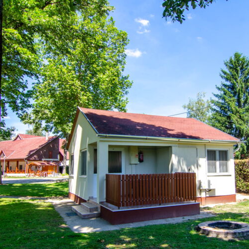 Domek drewniany 4-osobowy cały dom z widokiem na ogród