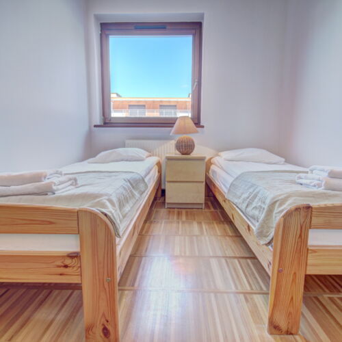 Apartament 4-osobowy na piętrze z tarasem z 2 pomieszczeniami sypialnianymi