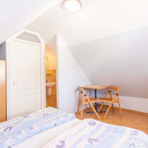 Pokój 2-osobowy na poddaszu ze wspólną łazienką