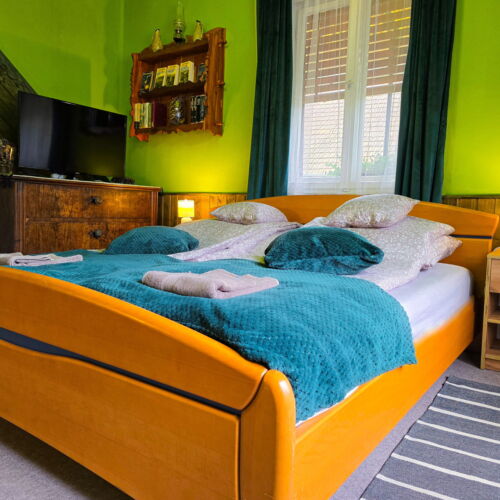 Pokój 3-osobowy na piętrze ze wspólną łazienką (możliwa dostawka)