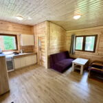 Hütte mit Badezimmer und Terasse