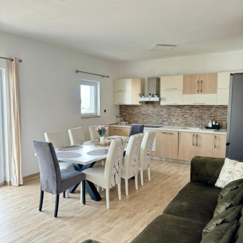 Apartman pro 8 os. se 4 ložnicemi s výhledem na moře na poschodí