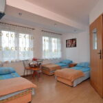 Dreibettzimmer mit Badezimmer