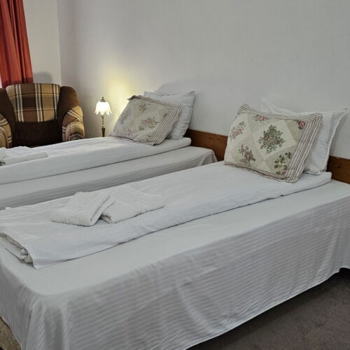 Apartament grand la etaj cu 2 camere pentru 4 pers.