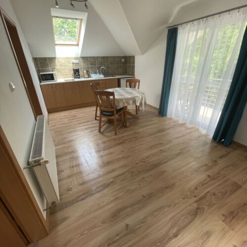 Apartament confort la etaj cu 2 camere pentru 4 pers.