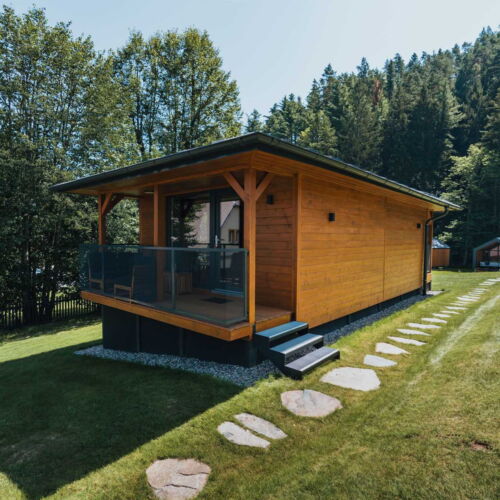 Bungalow deluxe cu duș pentru 2 pers. (se inchirieaza doar integral) (se poate solicita pat suplimentar)